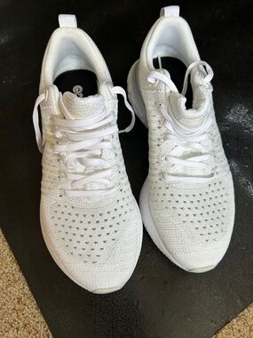 Nike White Running Sneakers with Black Insole Detail

Brand new, never worn.